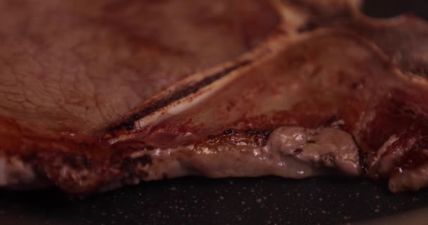 Fleisch in der Pfanne in der Küche aus nächster Nähe grillen - Filmmaterial, Video