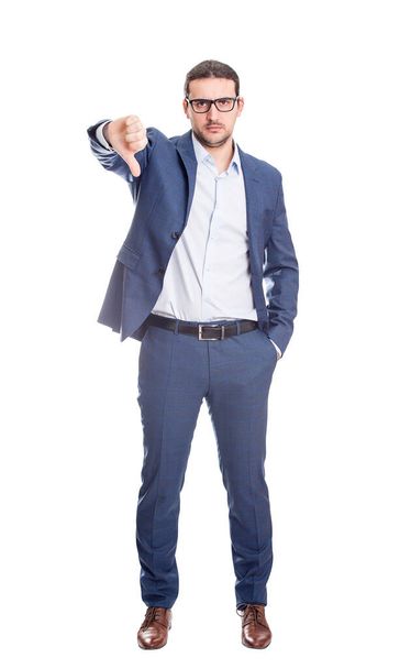 Портрет повної довжини, невдоволений бізнесмен виглядає сердитим, показуючи великий палець вниз жестом ізольовано на білому тлі. Знак відмови бізнесменів
 - Фото, зображення