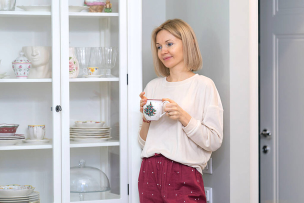 Молодая красивая блондинка дома на кухне - Фото, изображение