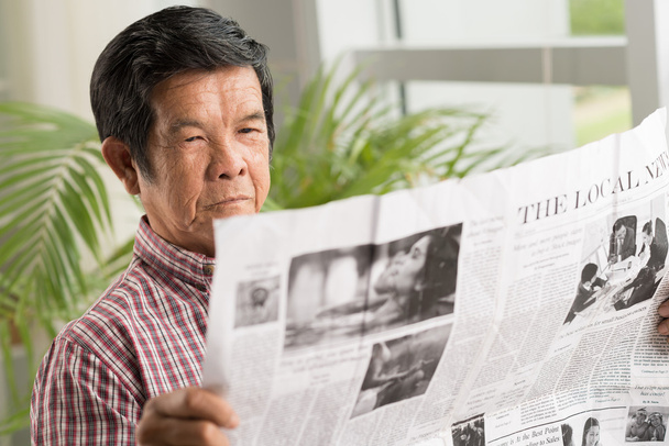 Hombre vietnamita leyendo periódico
 - Foto, Imagen