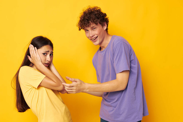 Porträt eines Mannes und einer Frau Freundschaft posiert Spaß Studio gelben Hintergrund unverändert - Foto, Bild