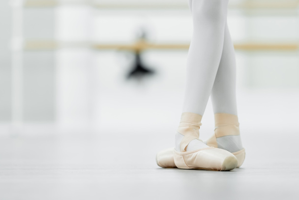 vista cortada de menina em sapatos pontiagudos no estúdio de balé - Foto, Imagem