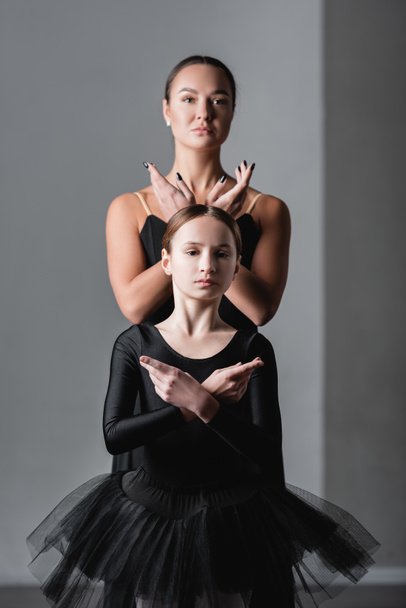 maestro de ballet mostrando elemento coreográfico a chica durante la lección de baile - Foto, Imagen