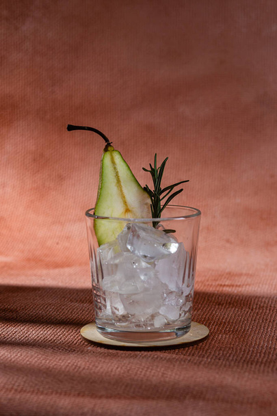Pera da cocktail e ghiaccio in un bicchiere - Foto, immagini