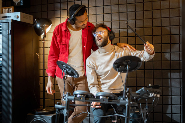 Men playing electric drums at home sstudio - Foto, Bild