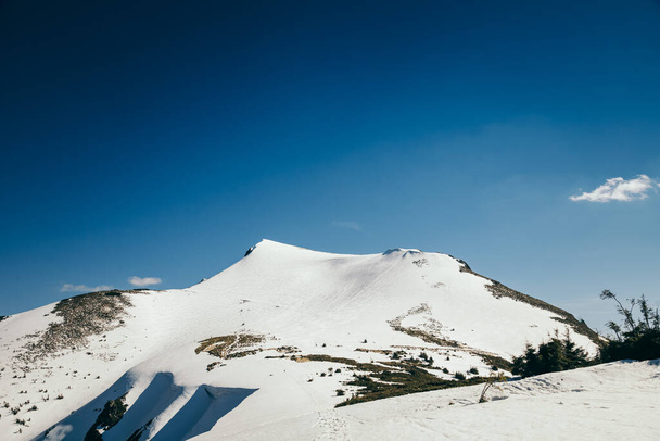 Hó a hegyekben, olvadás tavasszal és télen - Fotó, kép