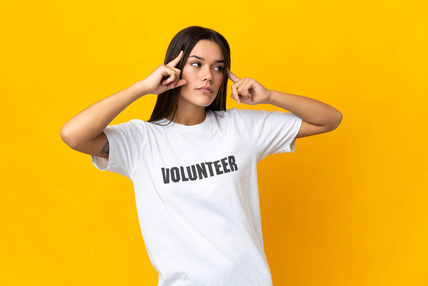 Teenager dobrovolník dívka má pochybnosti a myšlení - Fotografie, Obrázek