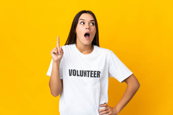 Freiwilliges Teenager-Mädchen denkt sich eine Idee aus - Foto, Bild