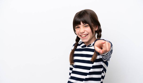 Маленька біла дівчинка ізольована на білому тлі, спрямована спереду з щасливим виразом
 - Фото, зображення