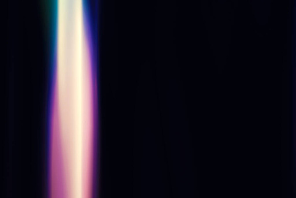 Prisma luz fugas película quemadura superposición fondo. Arco iris multicolor sobre efecto saturado superposición de película. Multicolor luz fugas lente llamarada superposición para la edición de fotos. Textura de fondo de superposición de efecto de luz de fuga de luz de lente de alta resolución. - Foto, imagen
