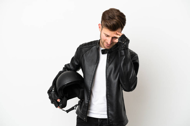 Mladý kavkazský muž s motocyklovou přilbou izolované na bílém pozadí se směje - Fotografie, Obrázek