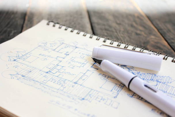Архитектор, эскиз, план дома с перьевой ручкой - Фото, изображение