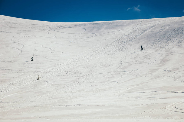 Sneeuw in de bergen, skiërs lente en winter - Foto, afbeelding