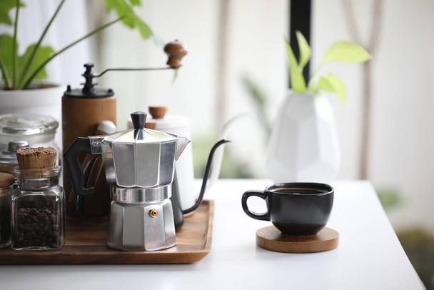 Pot de moka en aluminium et tasse de café noire avec des produits de café - Photo, image