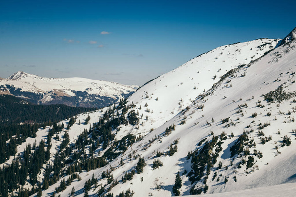 Nieve en las montañas, deshielo en primavera e invierno - Foto, Imagen