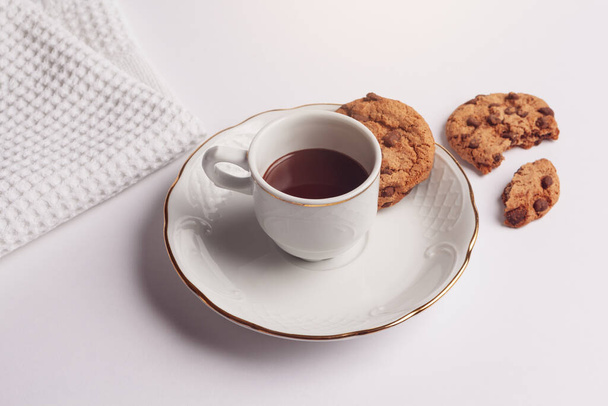 Tasse heiße Schokolade und Schokoladenkekse mit weißem Hintergrund. Frühstückskonzept. - Foto, Bild