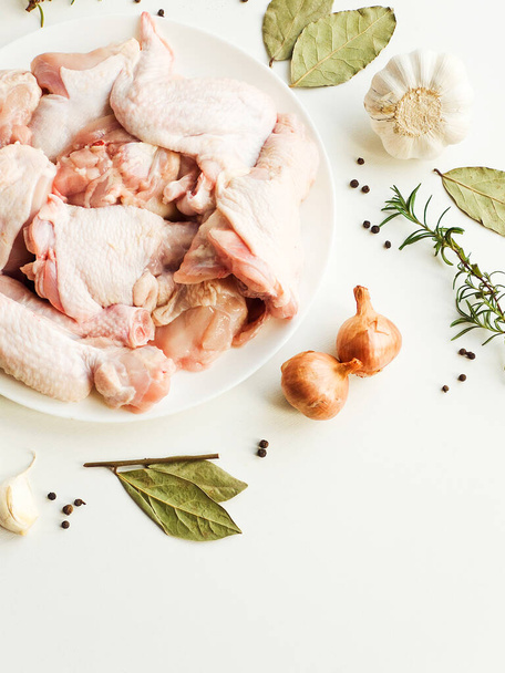 Raw chicken parts with spices and herbs. Shallow dof. - Foto, Imagem