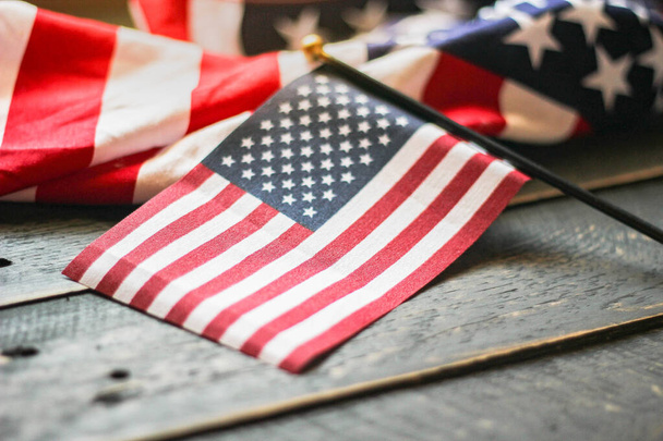 Americká vlajka na černé dřevěné podlaze osvětlené zezadu. v USA - Fotografie, Obrázek