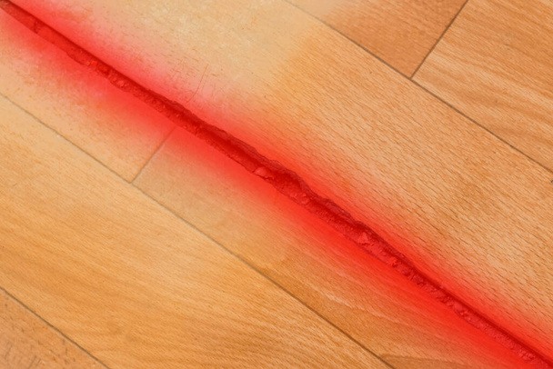 Prasklé potrhaný linoleum starý gumový polymer PVC podlahové poškození materiál, podlahové opravy. - Fotografie, Obrázek