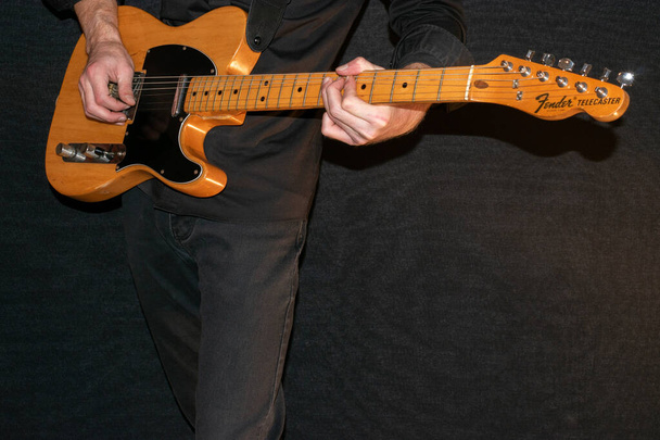 Vaduz, Liechtenstein, 14 stycznia 2022 Artysta gra Fender Telecaster USA naturalne gitara elektryczna wykonane 1971 - Zdjęcie, obraz
