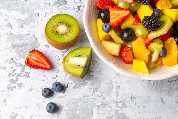 Ensalada de frutas hecha de frutas de verano. - Foto, imagen