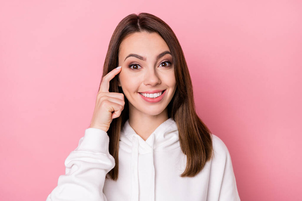 Foto di giovane ragazza attraente felice sorriso positivo dito toccare la testa accusa stupido isolato su sfondo di colore rosa - Foto, immagini