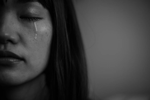 portrét asijské ženy, která roní slzy - Fotografie, Obrázek