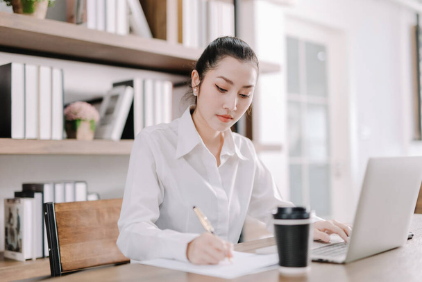 Soustředěná mladá krásná podnikatelka pracující na notebooku ve světlé moderní kanceláři, Práce z domova koncept - Fotografie, Obrázek