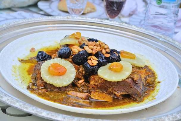 Fleischgericht mit Pflaume, getrockneter Ananas und Mandeln. Eines der berühmtesten marokkanischen Gerichte - Foto, Bild