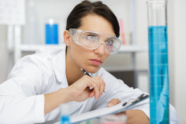 woman scientist doing research in laboratory - 写真・画像