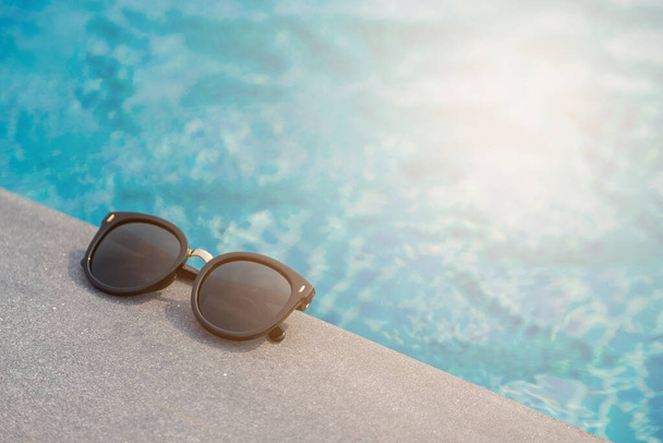 Moda óculos de sol perto do fundo da piscina - Foto, Imagem