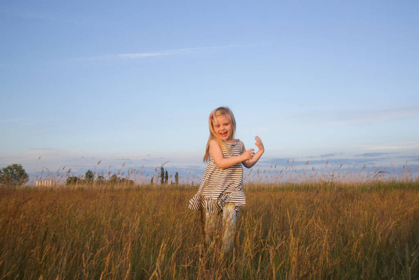 Otevřený portrét šťastné batole dívka na louce - Fotografie, Obrázek