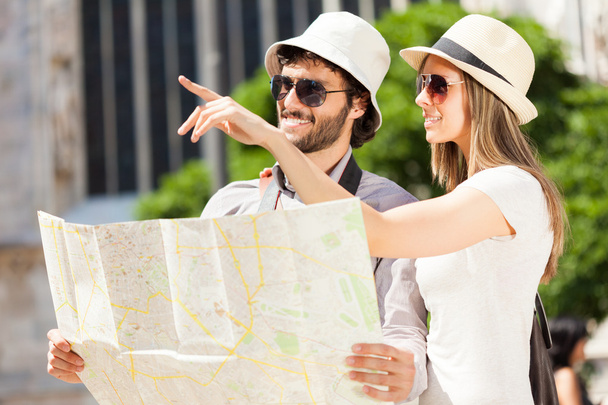 Pareja de turistas sosteniendo mapa
 - Foto, Imagen