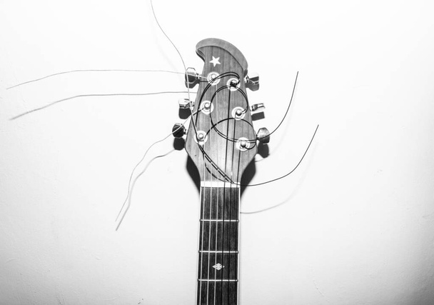 Un primo piano di una vecchia chitarra acustica vintage corde e collo - Foto, immagini