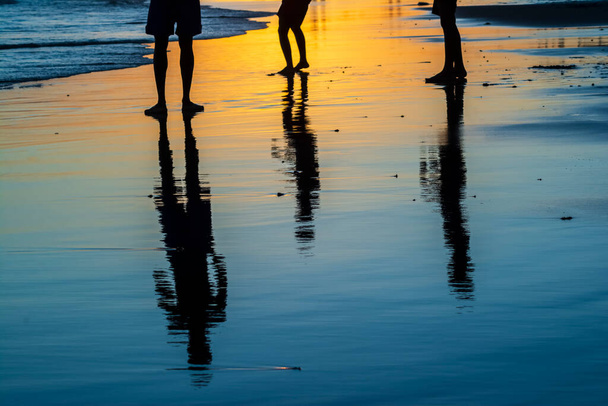 Salvador, Bahia, Brazil - January 08, 2020: Νέοι που παίζουν ποδόσφαιρο με άμμο στο ηλιοβασίλεμα στην παραλία Ondina στο Salvador, Bahia, Brazil.     - Φωτογραφία, εικόνα