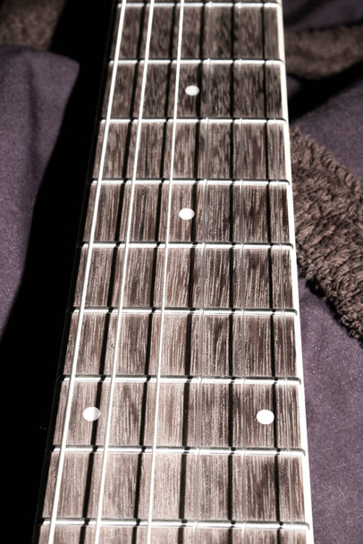 A Close Up of an Old Vintage Acoustic Guitar Cuerdas y cuello - Foto, imagen