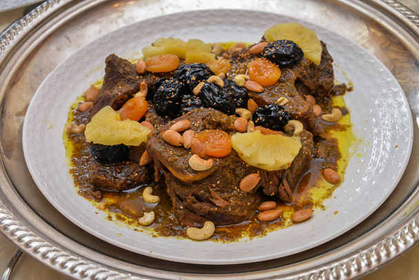 Plato de carne con ciruela, piña seca y almendras. Uno de los platos marroquíes más famosos - Foto, imagen