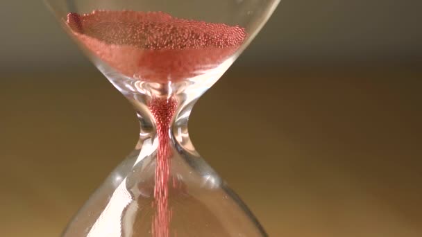 Reloj de arena midiendo el tiempo que pasa en una cuenta regresiva a un plazo. - Metraje, vídeo