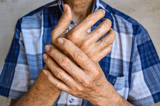 Пальцы и руки азиатского старейшины. Концепция боли в руке, ревматоидный артрит и проблемы с пальцами. Вид спереди. - Фото, изображение