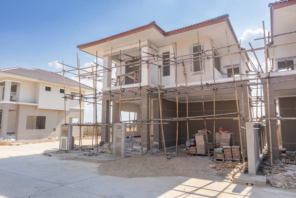 construction maison neuve résidentielle en cours sur le chantier développement immobilier - Photo, image