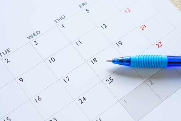 Stylo bleu sur la page du calendrier contexte planification des affaires rendez-vous concept de réunion - Photo, image