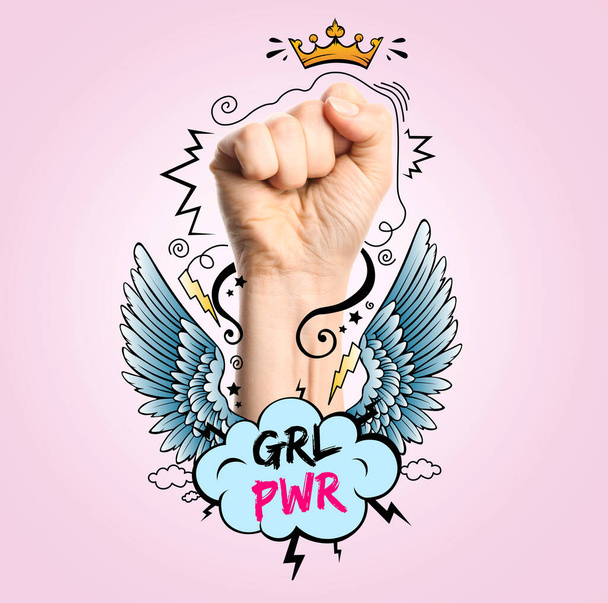 Mão de mulher com punho apertado e texto GIRL POWER no fundo rosa. Dia Internacional da Mulher - Foto, Imagem