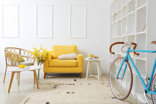 Modern szoba belseje kerékpárral, fotelekkel és polccal - Fotó, kép