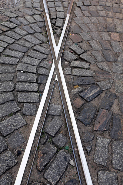 Os trilhos de bonde traçam caminhos sobre as pedras de rua no centro histórico da cidade de Santos, São Paulo, Brasil - Foto, Imagem