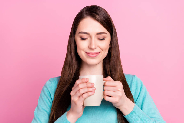 Photo portrait of girl drinking tea dreamy enjoying break isolated on pastel pink color background - 写真・画像
