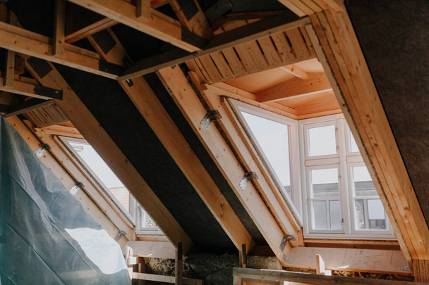 Primo piano della finestra in fase di ristrutturazione in soffitta - Foto, immagini