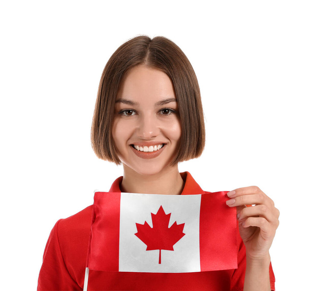 Mooie jonge vrouw met Canadese vlag geïsoleerd op wit - Foto, afbeelding