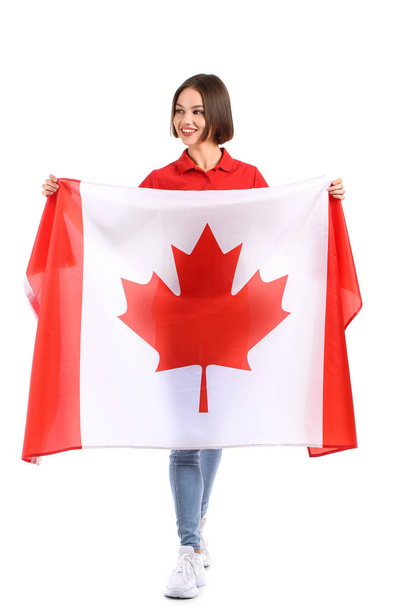 Hermosa joven con bandera canadiense aislada en blanco - Foto, imagen