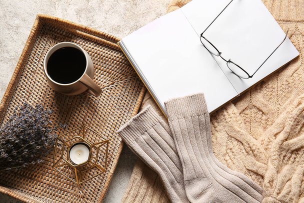 Prázdná kniha, šálek kávy, teplé ponožky a brýle na světlém pozadí - Fotografie, Obrázek