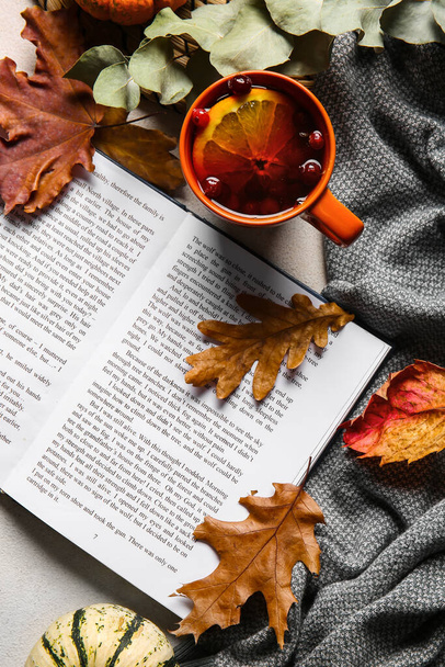 Kniha, šálek čaje a podzimní dekor na světlém pozadí - Fotografie, Obrázek